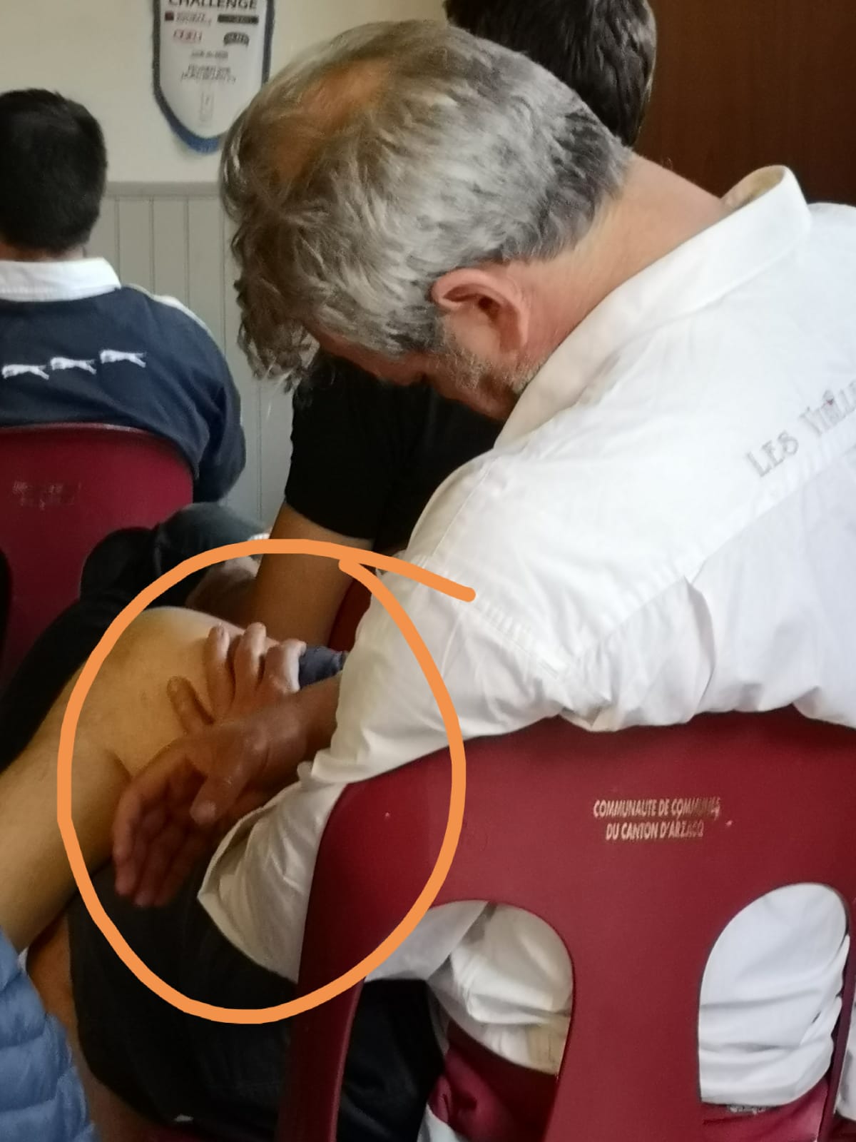 Même en dormant, le type rêve qu'il a un verre....